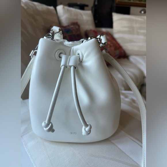 NEW JW PEI YULIA FAUX LEATHER BUCKET COLOR IVORY. Two straps removables - Picture 15 of 15
